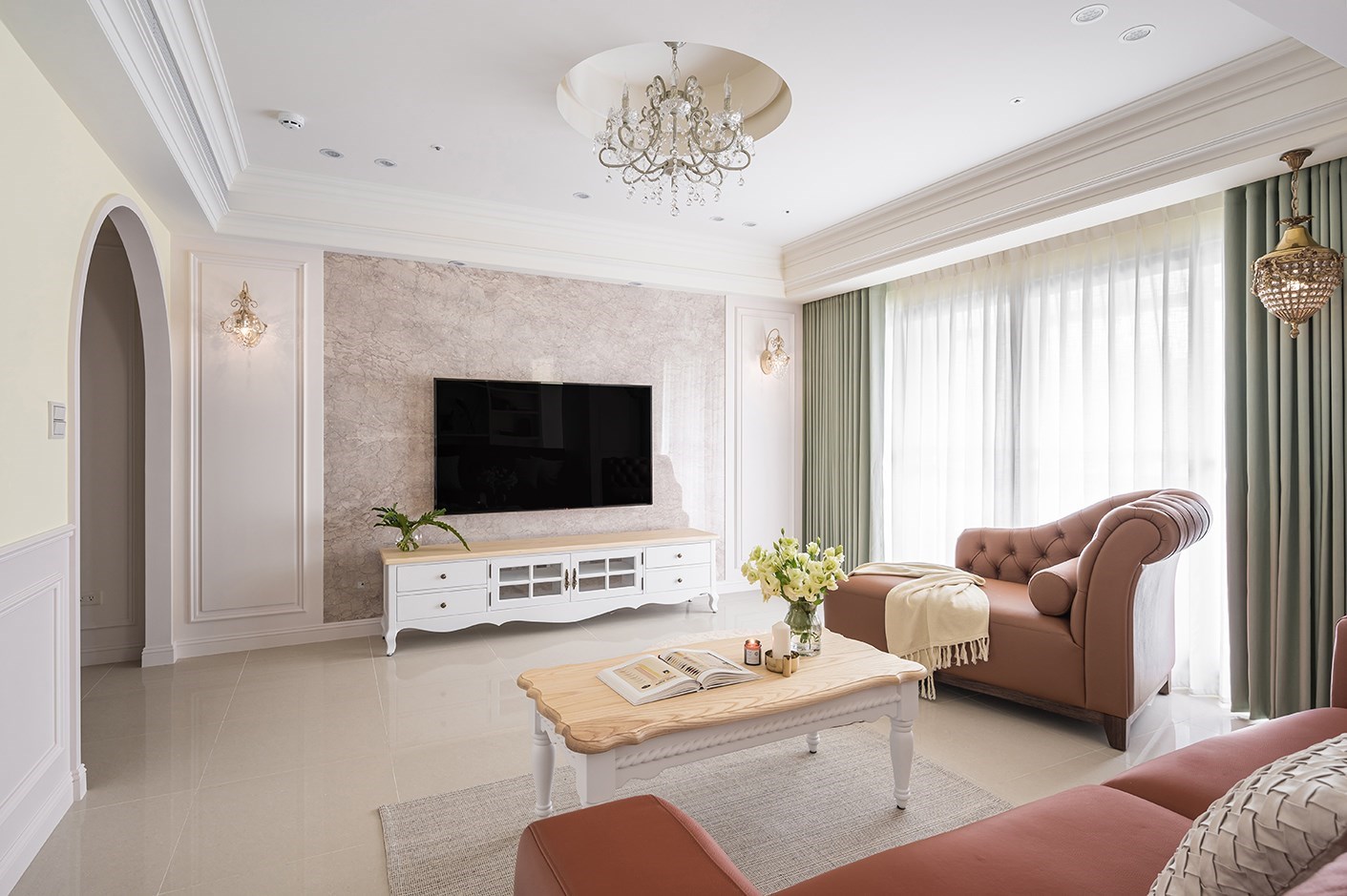 電視牆設計案例 7 – 大理石牆面與線板搭配